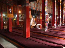 Interno di un monastero tibetano della zona di ...