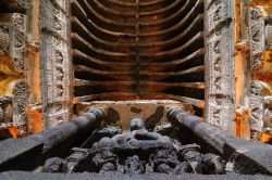 Interno di un tempio buddista nel complesso delle grotte di Ajanta (India) - © Rafal Cichawa / Shutterstock.com