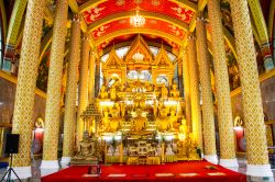 Interno del tempio di Wat Phra That Nong Bua, Ubon Ratchathani - Imponente e sontuoso con le sue ricche decorazioni, l'interno dello stupa di Wat Phra That Nong Bua si presenta a fedeli ...