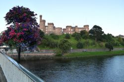 Inveness, veduta del castello in Scozia. Situato su una collina sopra la città di Inverness, il castello sorge a picco sul fiume Ness. L'attuale struttura in arenaria rossa venne ...