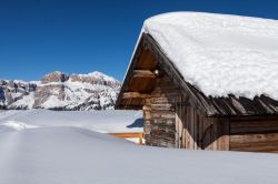 Inverno sulle Dolomiti: ci troviamo sopra Canazei in Trentino, sullo sfondo le montagne del Gruppo Sella - © Luboslav Tiles / Shutterstock.com