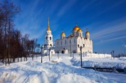 Inverno a Vladimir: la neve circonda la Cattedrale dell'Assunzione, uno dei capolavori dell'Anello d'Oro intorno a Mosca - © Iakov Filimonov / Shutterstock.com