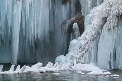 Panorama invernale a Plitvice, Croazia - Questa immagine spettacolare ritrae una delle numerose cascate che caratterizzano i laghi di Pltivice in inverno quando il clima rigido trasforma i salti ...