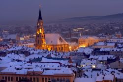 Neve sulla città di Cluj Napoca, Romania - Monumenti di epoca medievale, rinascimentale, barocca e liberty caratterizzano questa splendida località a nord ovest della Romania. ...