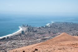 Iquique Cile: dal Mirador la città e la gigantesca duna Cerro dragon - © ALCE - Fotolia.com