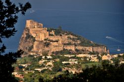 Ischia, il Castello Aragonese visto da Fiaiano. Il castello fu costruito nel Quattrocento.