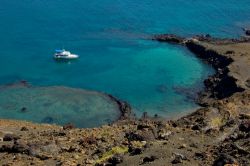 Le acque azzurro turchese dell'Oceano Pacifico lambiscono i crateri vulcanici che caratterizzano l'isola ecuadoregna di Bartolomé, una delle tante che formano l'arcipelago ...