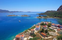 Panorama sull'isola di Kastellorizo -  Questo angolo di terra greca, così vicina alla Turchia, è una delle isole del mar Mediterraneo più apprezzate per trascorrervi ...