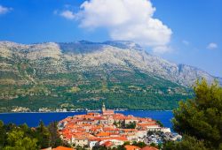 Il clima dell'isola di Korcula (Croazia), risente delle montagne della penisola di Peljesac, che come si vede dalla foto, fungono da barriera orografica che protegge l'isola dai venti ...