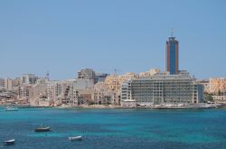 Isola Malta, nord est de La Valletta: siamo a St Julian's, località divenuta celebre nei decenni per via della sua ricca e frizzante vita notturna oltre che per le infrastrutture ...