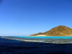 Isola di Zabargad, uno dei luoghi migliori per lo snorkeling e le immersioni nella regione di Berenice, sul Mar Rosso meridionale dell'Egitto. Notare la grande laguna che circonda l'isola ...