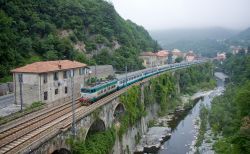 Isola del Cantone, un treno proveniente da Genova (Liguria) - © Kabelleger, CC BY-SA 3.0, Wkipedia
