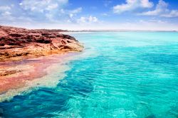 All'estremità settentrionale di Formentera si trovano le spiagge di Illetes, le più amate e frequentate dai turisti, a soli 150 m dalla vicina Isola di Espalmador. Chioschi ...