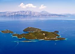 Isola di Skorpios nei pressi di Lefkada, Grecia - Fotografata dall'alto, quest'isola privata del Mar Ionio si trova a est di Leucade. E' quasi interamente ricoperta da foreste da ...