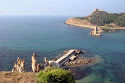 Isola di fronte Tabarca in Tunisia: su di essa svetta il grande  forte genovese, mentre in primo piano troviamo le rocce aguzze de Les Aiguilles  - © LouLouPhotos / Shutterstock.com ...