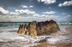 Isole Capo Verde: un vecchio relitto su di una spiaggia dell'arcipelago - © powell'sPoint / Shutterstock.com