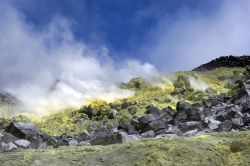 Depositi zolfo  e fumarole di un vulcano alle isole Galpagos. Queste isole dell'Ecuador sono una delle zone vulcaniche più attive della terra - © Moritz Buchty / Shutterstock.com ...