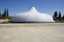 A Gerusalemme il Museo di Israele comprende il cosiddetto Santuario del Libro, in cui sono custoditi numerosi Manoscritti del Mar Morto (o Rotoli del Mar Morto). Si tratta di una serie di antichi ...