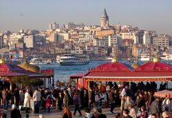 Istanbul: in primo piano il Corno d'Oro, nella zona del porto di Eminonu, mentre la Torre di Galata si erge sullo sullo sfondo, sulle case del quartiere di Beyoglu