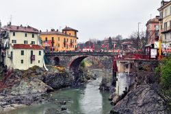 Ivrea: il panorama della città durante il Carnevale e la spettacolare battaglia delle arance  - © ROBERTO ZILLI / Shutterstock.com 