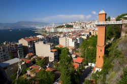 Izmir, Turchia:  vista del golfo di Smirne, con ascensore  - © Biancoloto / Shutterstock.com