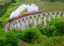 Jacobite Steam Train il famoso treno a vapore delle Highlands in Scozia - © Martin M303 / Shutterstock.com