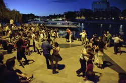 Tango al Jardin Tino Rossi sulla Senna lungo Quai Saint Bernard a Parigi - © Paris Tourist Office / Amélie Dupont 