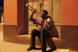Suonatore di tromba, New Orleans - Considerata da sempre la culla del jazz, sin dal 1800 New Orleans fu un importante crocevia di musiche, danze e canti di diversa provenienza portate sin qui ...