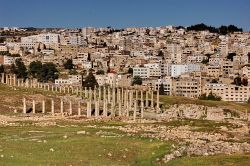 Il forte contrasto con Gerasa, la città romana della Decapoli e la Jerash moderna con la sua "confusione" di case sovrapposte.