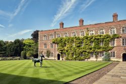 Jesus College a Cambridge, Inghilterra - Secondo la tradizione un antico monastero venne trasformato in college poichè le sue monache erano ritenute un pò troppe libertine. Stiamo ...