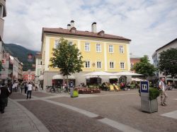 La piazza Johannesplatz a Lienz, la città più iportante dell'Osttitol (Tirolo orientale) in Austria