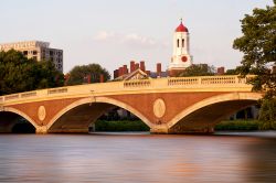 Il John W. Weeks Bridge di Boston (spesso chiamato Weeks Footbridge o semplicemente Weeks Bridge) è il ponte pedonale sul Charles River che collega Cambridge e la zona di Alliston. Intitolato ...