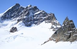 A sinistra la cima dello Jungfrau, a destra il "Top of Europe" il rifugio della Svizzera con la sala panoramica chiamata la Sfinge, che si raggiunge con il famoso trenino, la Ferrovia ...