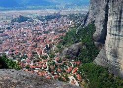 Vista panoramica su Kalambaka, Grecia - Fotografata dalle Meteore, questa cittadina greca è diventata famosa al grande pubblico di turisti e viaggiatori grazie al film di Agente 007 (intepretato ...