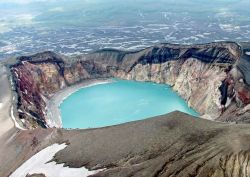 Penisola della Kamchatka, Russia: un lago di origine vulcanica, all'interno di un cratere spento