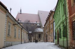 Kapitulska Street con la neve, Bratislava - Le facciate variopinte degli edifici che si affacciano su questa storica via di Bratislava accompagnano alla scoperta di un suggestivo scorcio della ...