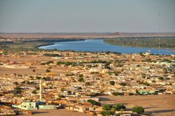 Karima e fiume Nilo. Il Panorama si gode dalla piatta cima del Gebel Barkal, in Sudan