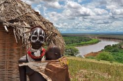 Karo People e Omo River, Etiopia. Questa popolazione, i karo, è oggi a forte rischio d'estinzione: si stima infatti che vi siano solo più un migliaio di individui, decimati ...