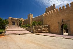 Porta Bab Oudaia: si trova nelle mura della Kasba degli Oudaia ed è considerata la porta principale d'accesso alla città vecchia, che domina la capitale del Marocco dall'alto ...