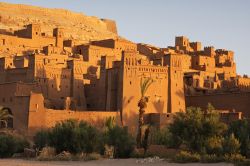 Kasbah fortificata di Ait Benhaddou: il colore della terra si accende nel momento dell'alba e del tramonto. Siamo a nord di Ourzazate nel sud-est del Marocco - © Kogen_Hansen / Shutterstock.com ...