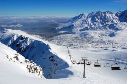 Sciare a Zakopane sul picco di Kasprowy Wierchk, Polonia. Questa vetta dei Tatra occidentali, al confine polacco slovacco, raggiunge i 1987 metri di altezza.
