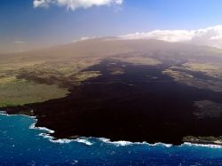 Veduta aerea di Kaupuhelu, isola di Hawaii, nell'omonimo arcipelago vulcanico: la lava che lentamente scivola in mare regala uno spettacolo affascinante e cambia il colore dell'oceano ...