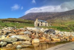 Fotografia panoramica di Keem Beach, Achill Island - Fra le più belle e rinomate spiagge di quest'isola irlandese, Keem Beach sembra essere dipinta sulla tela di un pittore con tonalità ...