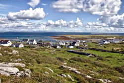 Il villaggio di Kileany sull'isola di Inis Mor Island in Irlanda - © matthi / Shutterstock.com