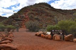 Kings Canyon Rim Walk  in Australia - Come si può vedere in foto, il percorso più lungo da compiere a piedi, al Kings Canyon, ha una partenza piuttosto ripida, che fa capire ...