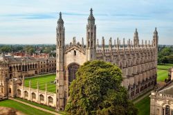 Vista aerea del King's College a Cambridge, Inghilterra - Imponente e maestoso: si presenta così uno dei college più famosi dell'Università di Cambridge, il King's. ...