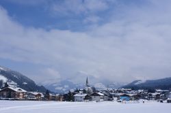 Kirchberg in Tirolo, fotografata in inverno. Pur trovandosi solamente a poco più di 800 metri di altitudine, qui l'innevamento è generalmente buono   - © Pics-xl ...