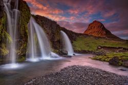 Le cascate vicino al monte di Kirkjufell, nella ...