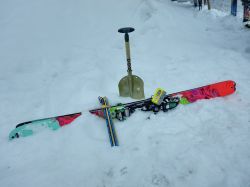 Kit indispensabile per il fuori pista nella valle dello Stubai, Tirolo, Austria.
