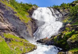 La cascata Kjosfossen, Norvegia, raggiungibile con la ferrovia a stazione elettrica Flamsbana. Questa spettacolare cascata si trova nella città di Aurland nel Sognefjord, il fiordo più ...